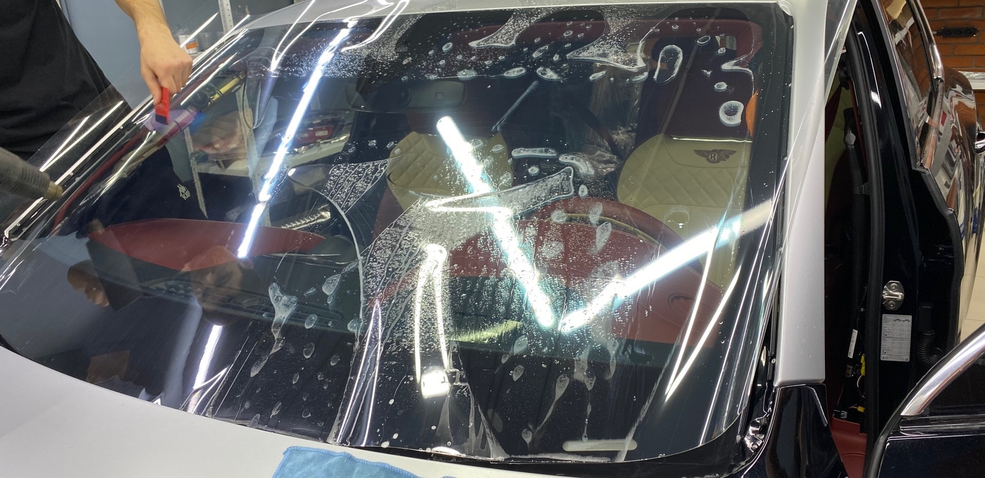 Наклейка защитной пленки на лобовое Bentley Bentayga